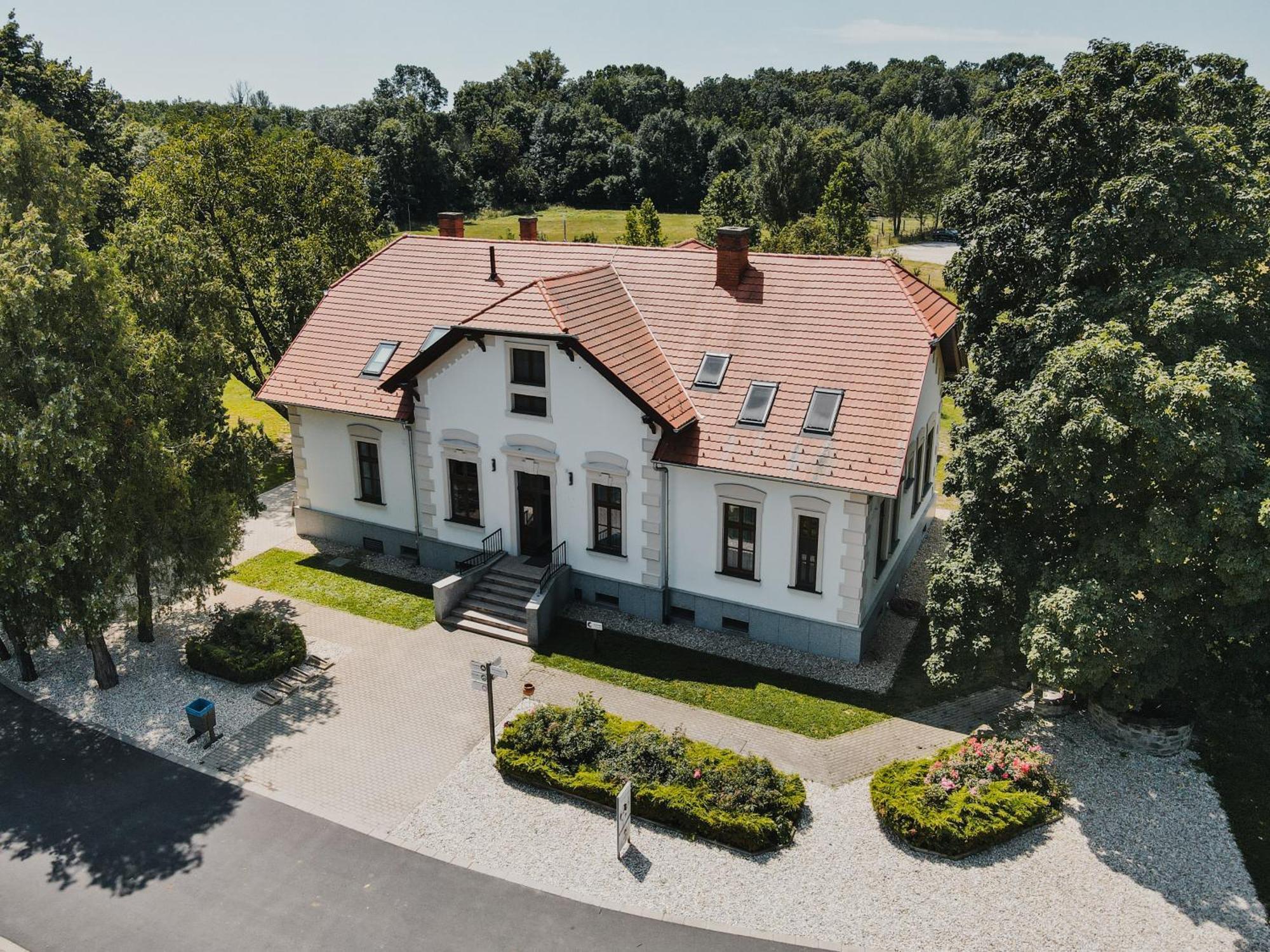 Vadkert Major Hotel Sarvar Bagian luar foto